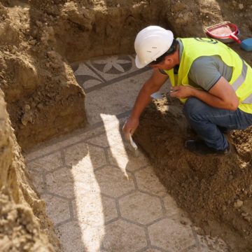 Zbulohet mozaiku dymijë vjeçar në qytetin e Durrësit