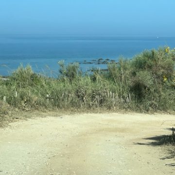 Plazhi i Kallmit “peng” i turizmit pa rrugë