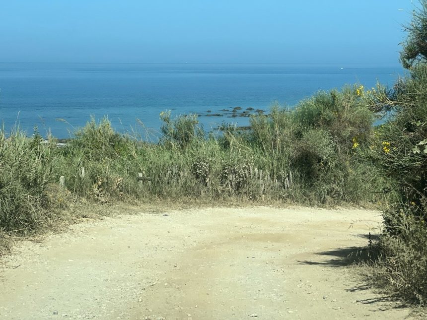 Plazhi i Kallmit “peng” i turizmit pa rrugë