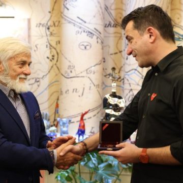 Viktor Zhusti nderohet me ‘Medaljen e Mirënjohjes’ në 81-vjetorin e lindjes! 