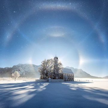 “Aureola e akullit” krijon imazhin mahnitës me kishën. NASA shpërndan foton.