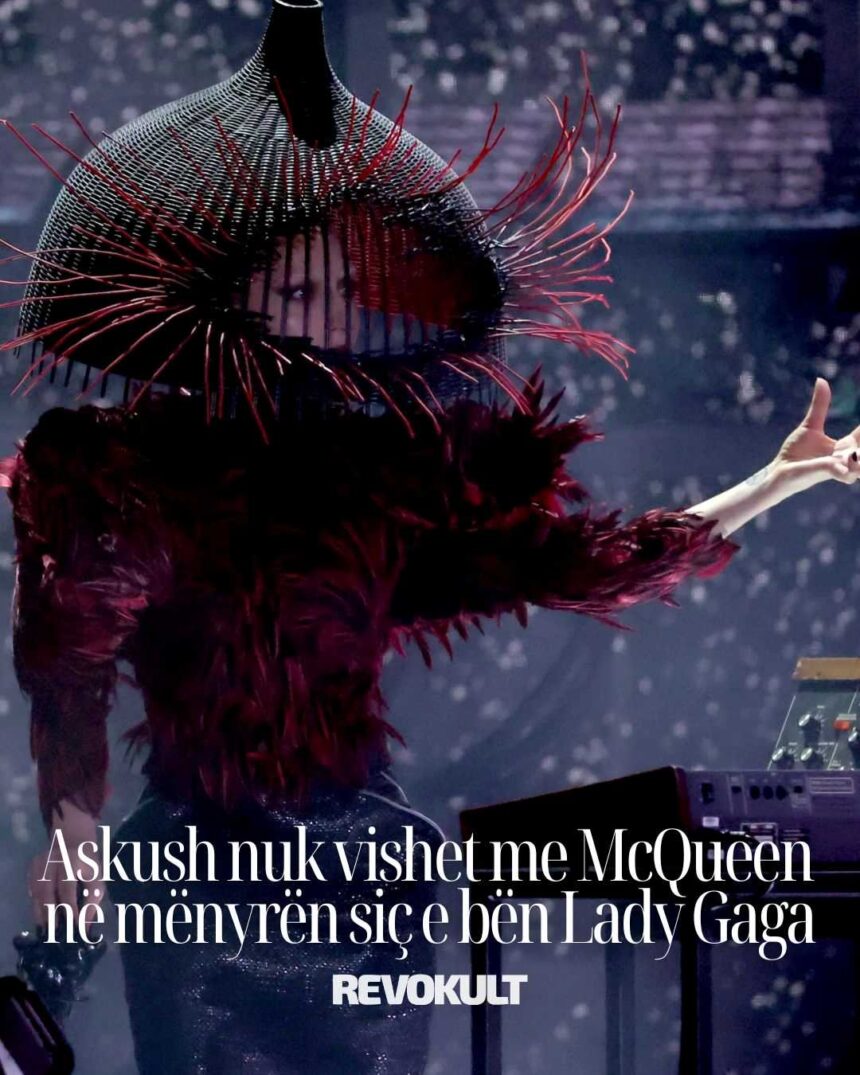 Askush nuk vishet me McQueen në mënyrën siç e bën Lady Gaga!